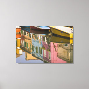 Lienzo Italia, Burano. Barcos en un canal con