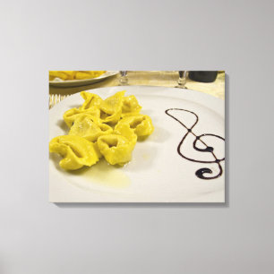 Lienzo Italia, Cento. Un plato de tortellini de queso