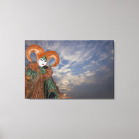 Italia, Venecia. Mujer disfrazada para