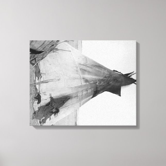 Lienzo Joven Chica indio de Oglala con pipa fuera de Tipi (Anverso)