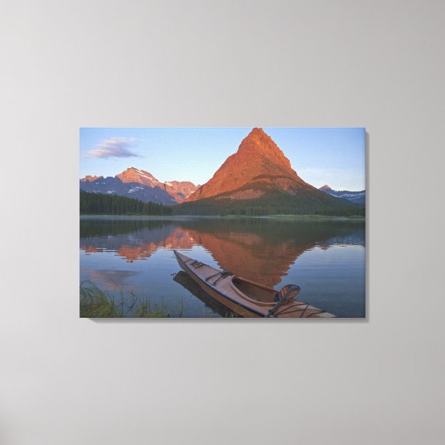 Lienzo Kayak de madera en el lago Swiftcurrent al amanece (Anverso)