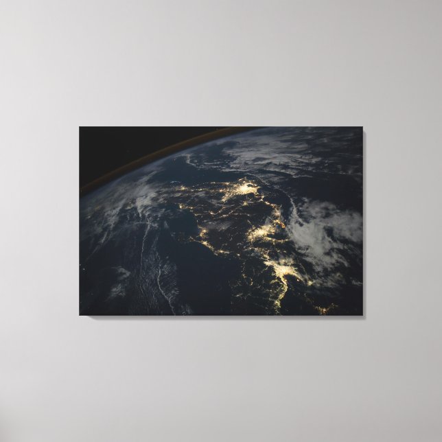 Lienzo La Ciudad Se Ilumina Por La Noche En Japón. (Anverso)