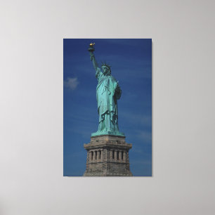 Lienzo La estatua de la libertad en Pedestal con cielo az