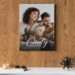 Lienzo La familia lo es todo personalizado de guiones<br><div class="desc">Cita "La familia lo es todo" en un guión moderno y tipografía sísmica con una foto de personalizable. Una elegante impresión de lona para su oficina,  habitación familiar,  sala de estar o dormitorio principal. Un gran regalo. Póngase en contacto con info@lddesignloft.com para obtener ayuda sobre esta plantilla.</div>