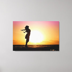 Lienzo La Felicidad De La Mujer En El Atardecer De La Pla