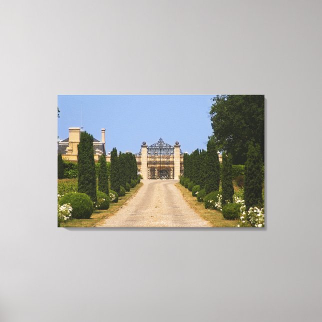 Lienzo La imponente entrada a Chateau Haut Sarpe, la (Anverso)