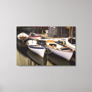 Lienzo La niebla rodea cuatro botes atracados.