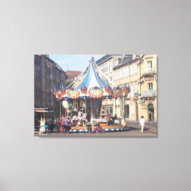 Lienzo La rotonda justo en un antiguo pueblo francés (Anverso)