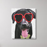 Labrador negro con gafas de sol de corazón