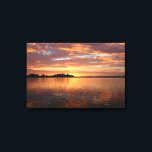 Lienzo Lago de cobre y bronce del atardecer<br><div class="desc">Un lago resplandeciente en tonos de cobre y bronce gracias a la puesta de sol.</div>