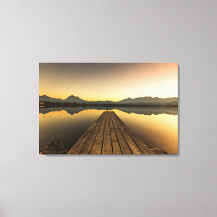 Lienzo Lago Hopfen con un embarcadero y las montañas de