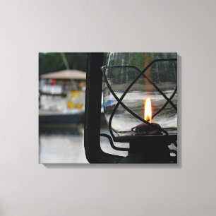 Lienzo Lámpara iluminada a orillas del lago