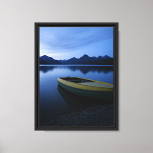 Lienzo Lancha amarilla en el tranquilo lago Dusk con mont