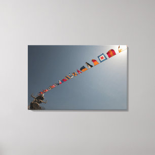 Lienzo Las banderas vuelan sobre la cubierta del USS Iwo