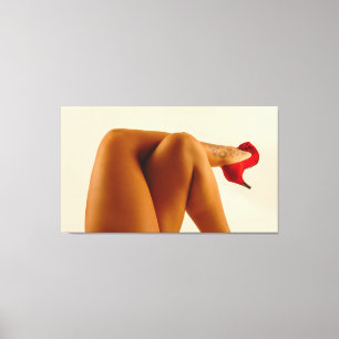 Lienzo Las piernas desnudas cruzadas de la mujer con los