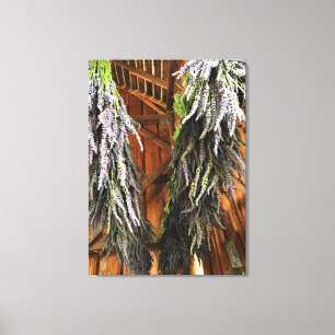 Lienzo Lavanda colgando en un granero