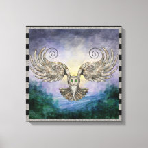 Lechuza En Vuelo Sobre El Bosque De Pinos Al Amane