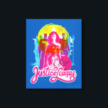 Lienzo Liga de la Justicia | Grupo Retro y logotipo Pop A<br><div class="desc">Echa un vistazo a los contornos de la Liga de la Justicia en un diseño retro, CMYK, inspirado en litografías, con la Trinidad (Mujer Maravilla, Batman y Superman) delante y con mayor detalle. El logo del nombre de la Liga de la Justicia está escrito debajo en un divertido estilo retro....</div>