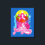 Lienzo Liga de la Justicia | Grupo Retro y logotipo Pop A<br><div class="desc">Echa un vistazo a los contornos de la Liga de la Justicia en un diseño retro, CMYK, inspirado en litografías, con la Trinidad (Mujer Maravilla, Batman y Superman) delante y con mayor detalle. El logo del nombre de la Liga de la Justicia está escrito debajo en un divertido estilo retro....</div>