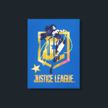 Lienzo Liga de la Justicia | Wonwoman JL Logo Pop Art<br><div class="desc">Echa un vistazo a la Mujer Maravilla de la Liga de la Justicia sosteniendo su Lasso de la Verdad, lista para lanzarlo. Este contraste con el dibujo de arte pop de Wonder Woman se coloca encima del logo de un escudo de la Liga de Justicia Justa dorada, con el logo...</div>