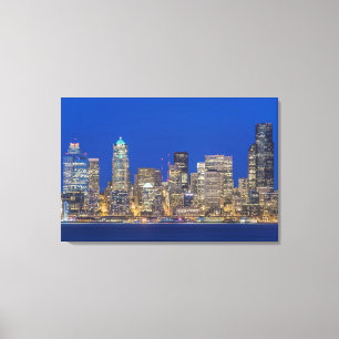 Lienzo Línea del centro y frente al mar en Twilight