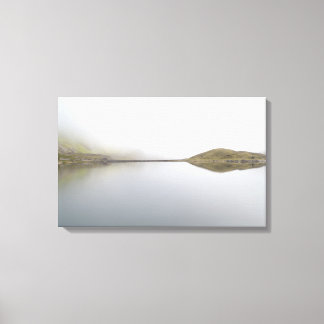 Lienzo Llyn Llydaw en la creciente niebla en Snowdonia