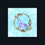 Lienzo Lobo color de agua morado con una corona de boho<br><div class="desc">Una huella de lienzo con un ilustracion gráfico compuesto por un lobo color morado,  en una posición de aullamiento clásica. Rodeado por una corona de madera ilustrada,  cristales,  plumas y perlas. Motivo de Guay nativo americano con un estilo boho.</div>