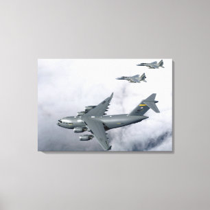Lienzo Los águilas F-15B acompañan al primer C-17 de Hawa