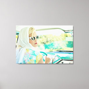 Lienzo Los años 50 retros modelo conduciendo un coche de