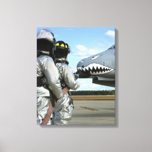 Lienzo Los bomberos despliegan una manguera de bomberos