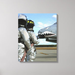 Lienzo Los bomberos despliegan una manguera de bomberos