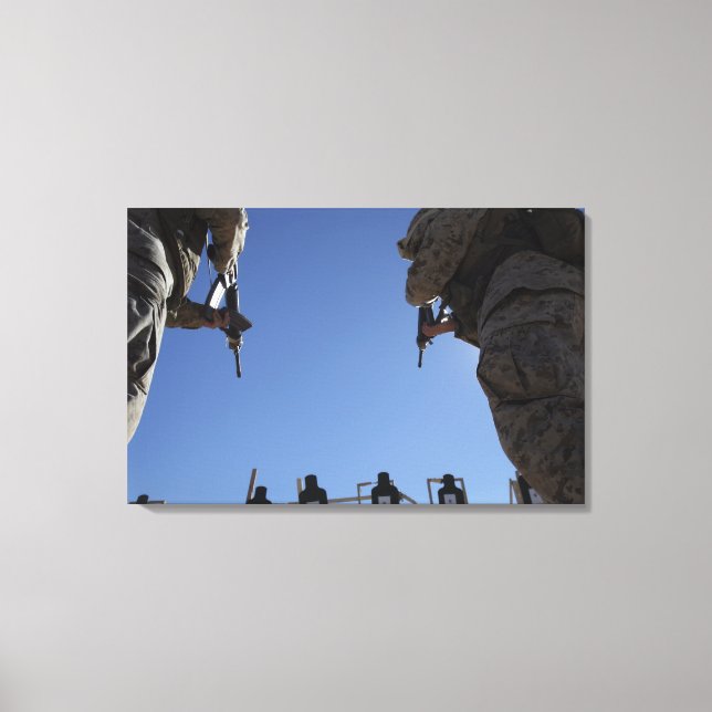 Lienzo Los marines cambian revistas en medio de disparos (Anverso)