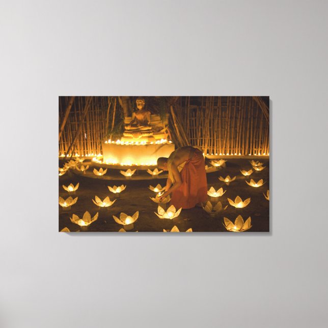 Lienzo Los monjes encienden las velas de khom y las linte (Anverso)