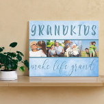 Lienzo Los nietos hacen que la vida sea grande 4 Collages<br><div class="desc">Crea tu propia impresión de lienzo personalizado para los abuelos especiales. La frase dice "los nietos hacen la vida grandiosa", que enmarca un simple collage de fotos, que contiene tus fotos favoritas. La plantilla está preparada para que agregue 4 imágenes de los nietos, la familia y los abuelos, que se...</div>