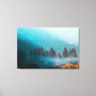 Lienzo Luminosa luz en el bosque nebuloso del otoño