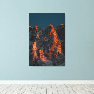 Lienzo Luz del atardecer en majestuosas montañas