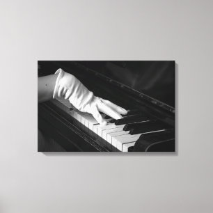 Lienzo macrocerco de piano, Jugando en guantes