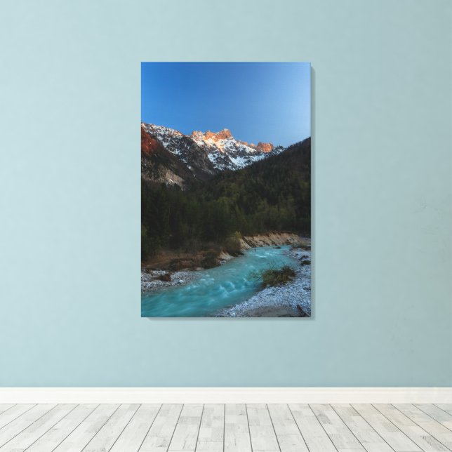 Lienzo Magnífica puesta de sol sobre las montañas y el rí (Insitu (piso de madera))