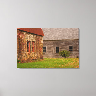 Lienzo Maine, edificio de piedra antigua y granero de mad