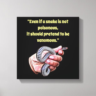 Lienzo mano sujetando la cita de la serpiente bebé animal