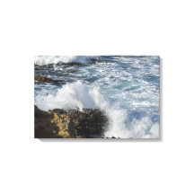 Mar tormentoso, olas que caen sobre rocas