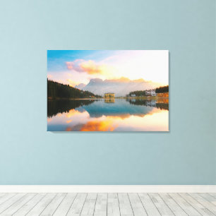 Lienzo Maravillosa puesta de sol colorida Lago di Misurin