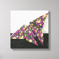 Mariposa de origami sobre papel floral