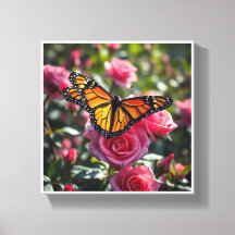 Mariposa monarca colorida que muestra sus alas