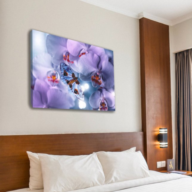 Lienzo Mariposa visitando flores de orquídeas moradas (Subido por el creador)