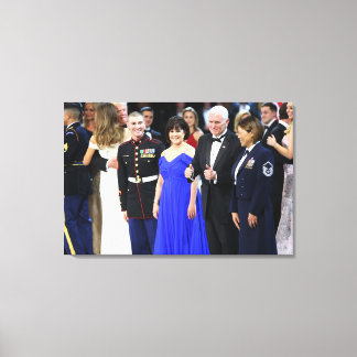 Lienzo Mike & Karen Pence - Trump Bailando en segundo pla
