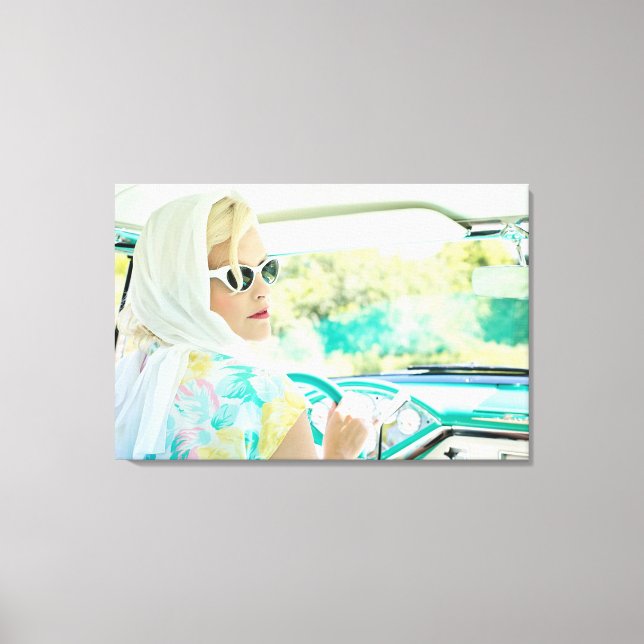 Lienzo Modelo retro de los años 50 conduciendo un coche t (Anverso)