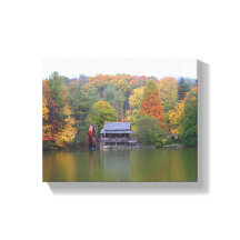 Molino en un lago en otoño