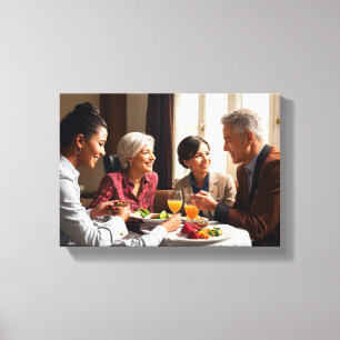 Lienzo Momentos Familiares Cálidos Alrededor de la Mesa d