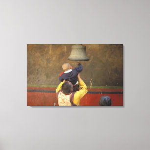 Lienzo Monje budista tibetano levantando a un niño para 